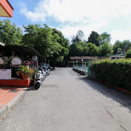 Miraflores Кемпінг *